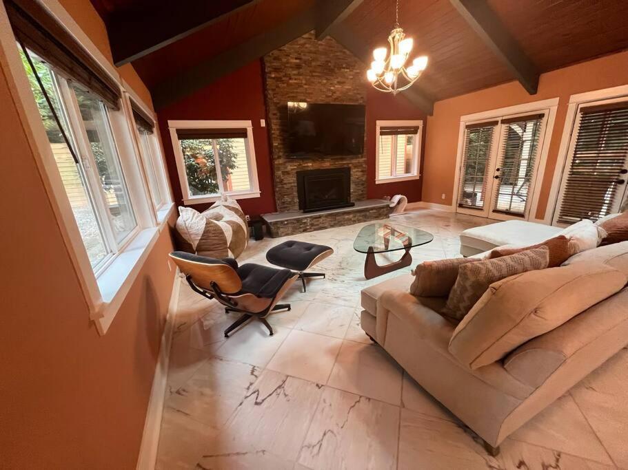 Serene Oasis Getaway With Sauna And A Swim Spa. Portland Bagian luar foto