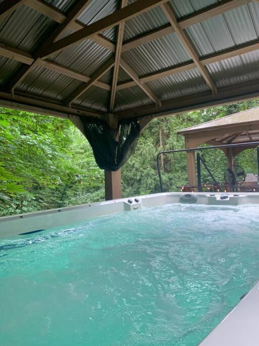 Serene Oasis Getaway With Sauna And A Swim Spa. Portland Bagian luar foto